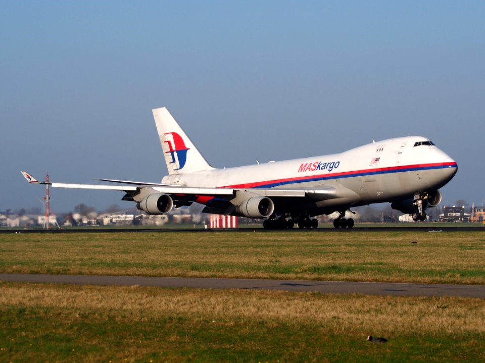 9M-MPS_Malaysia_Airlines_Boeing_747-4H6F,_landing_at_Schiphol_(AMS_-_EHAM),_Netherlands,_pic3