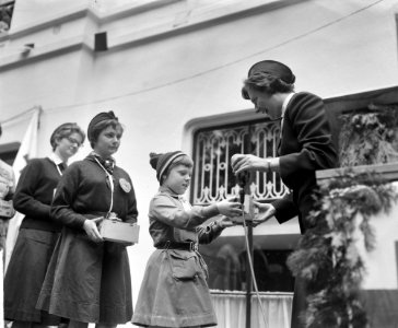9e_Lustrum_padvindsters_Padvindstertjes_bieden_kistje_aan_Mevrouw_E_de_Haan,_Bestanddeelnr_912-5070