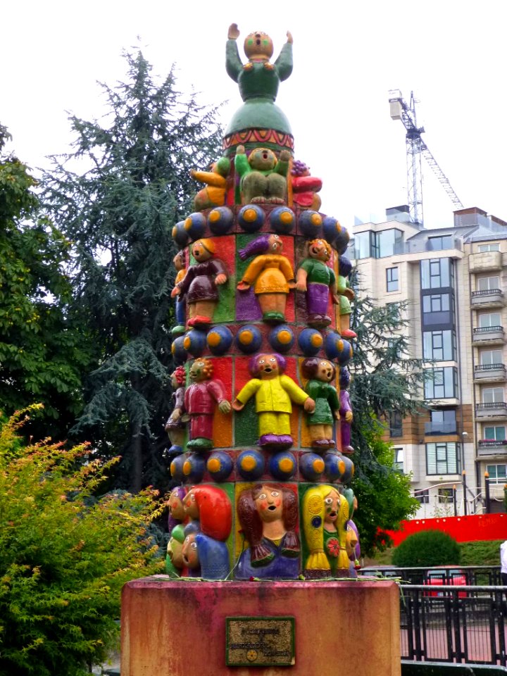 A_Coruña_-_Jardín_de_Cuatro_Caminos_-_Escultura_en_memoria_de_Alexandre_Bóveda