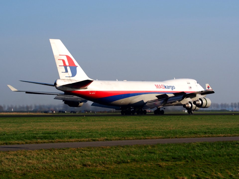 9M-MPS_Malaysia_Airlines_Boeing_747-4H6F,_landing_at_Schiphol_(AMS_-_EHAM),_Netherlands,_pic5