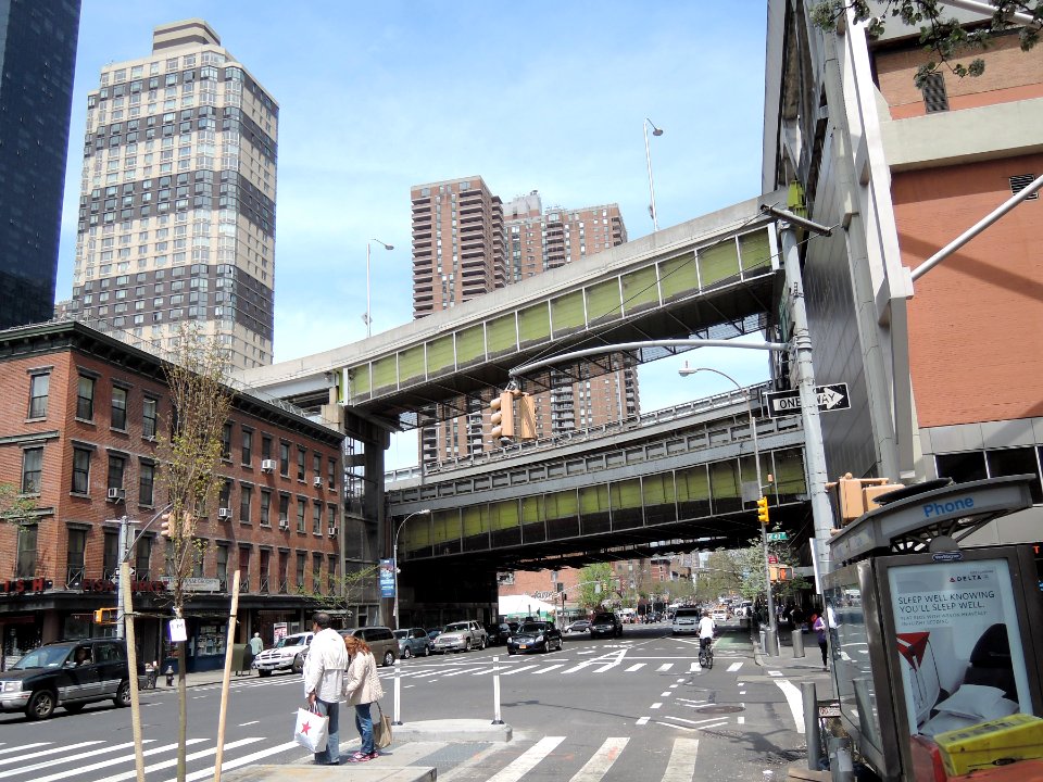 9th_Av_bus_overpass_PABT_jeh