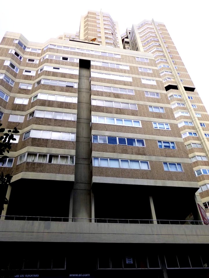 A_Coruña_-_Edificio_Trébol_1