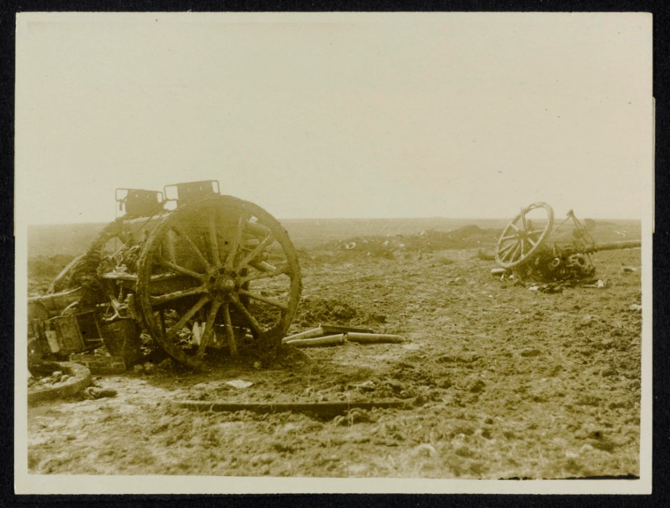 A_direct_hit_on_an_18_pounder,_Bestanddeelnr_158-1216