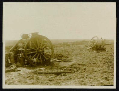 A_direct_hit_on_an_18_pounder,_Bestanddeelnr_158-1216