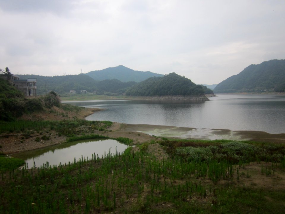 A_corner_of_Hedong_Reservoir,_Xiangxiang,_Hunan,_China1