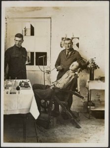 A_dressing_station_of_the_Canadian_Corps_on_the_Western_Front._The_Dentists_Off,_Bestanddeelnr_158-2752