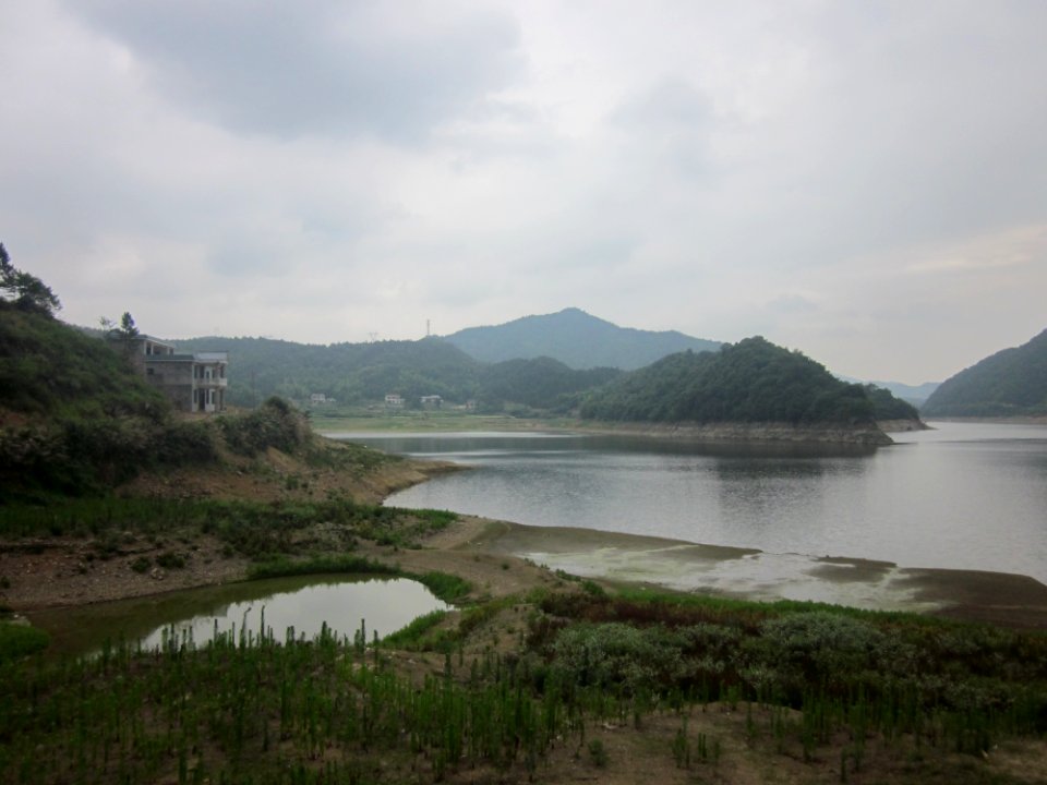 A_corner_of_Hedong_Reservoir,_Xiangxiang,_Hunan,_China11