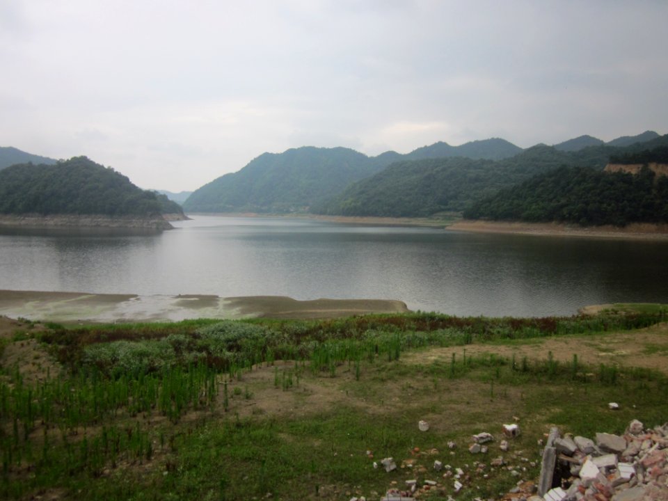 A_corner_of_Hedong_Reservoir,_Xiangxiang,_Hunan,_China2