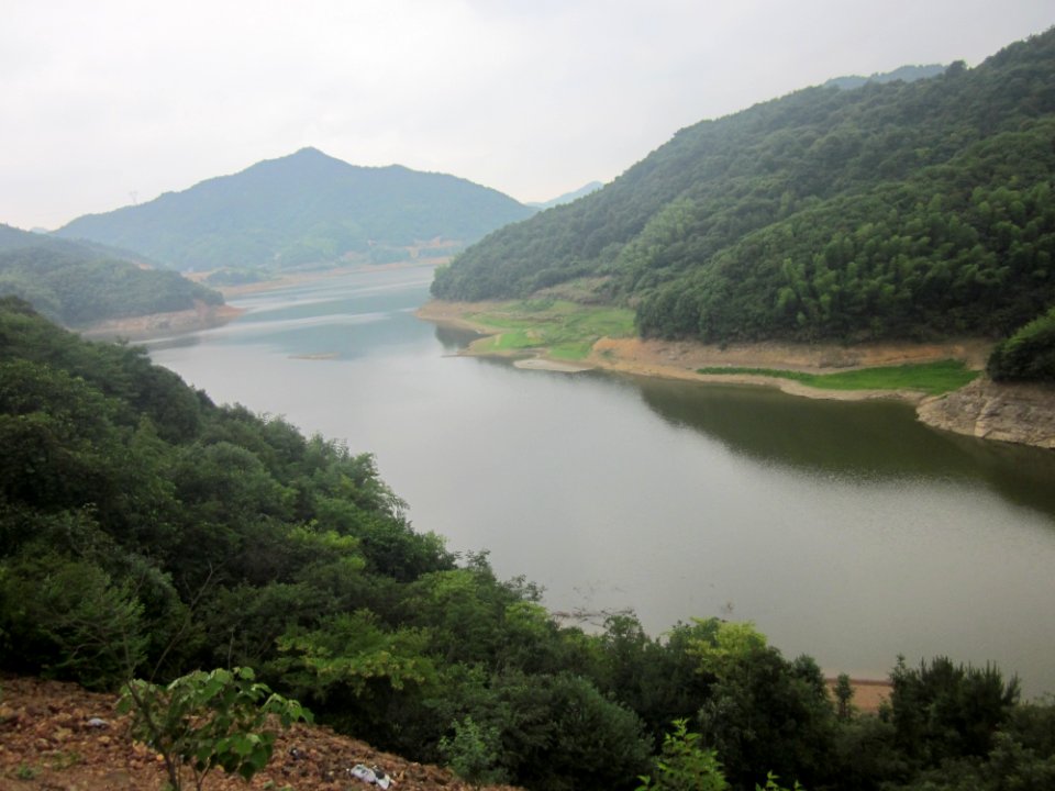 A_corner_of_Hedong_Reservoir,_Xiangxiang,_Hunan,_China5