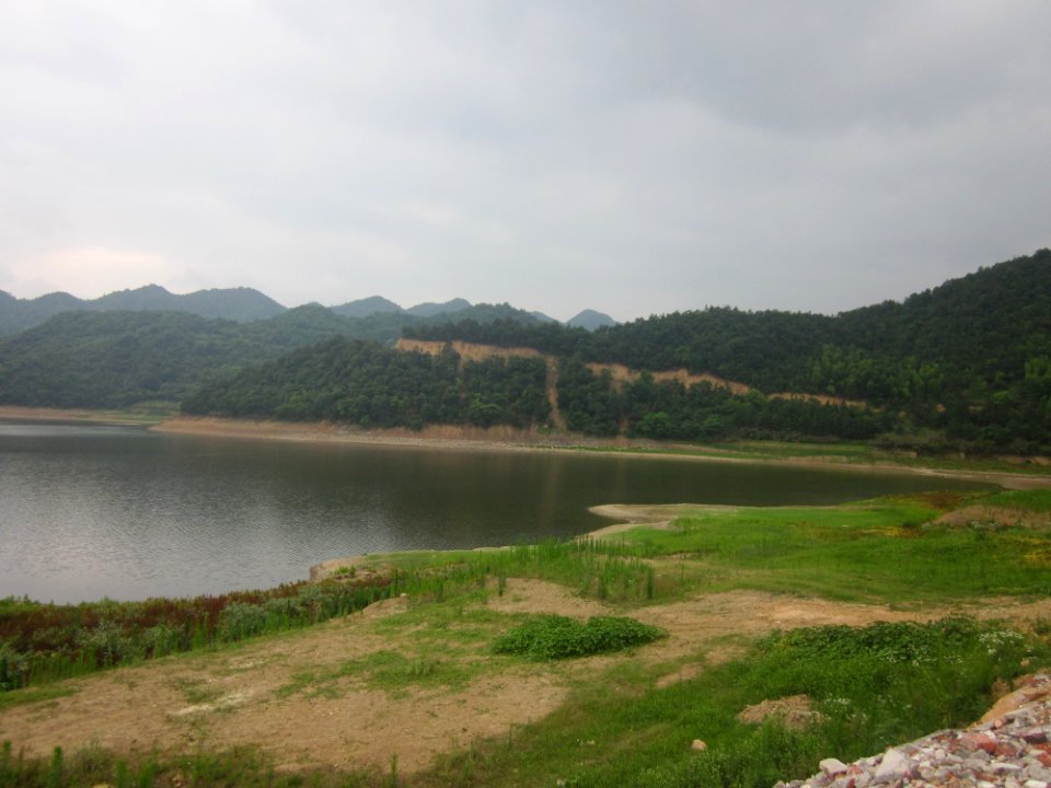 A_corner_of_Hedong_Reservoir,_Xiangxiang,_Hunan,_China13