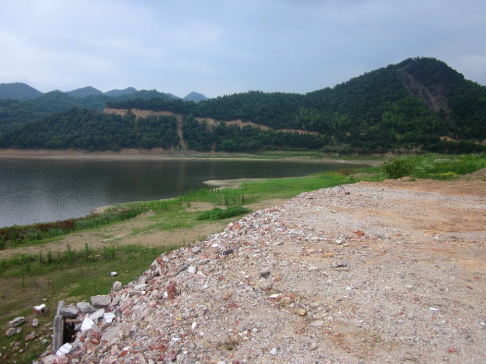 A_corner_of_Hedong_Reservoir,_Xiangxiang,_Hunan,_China3