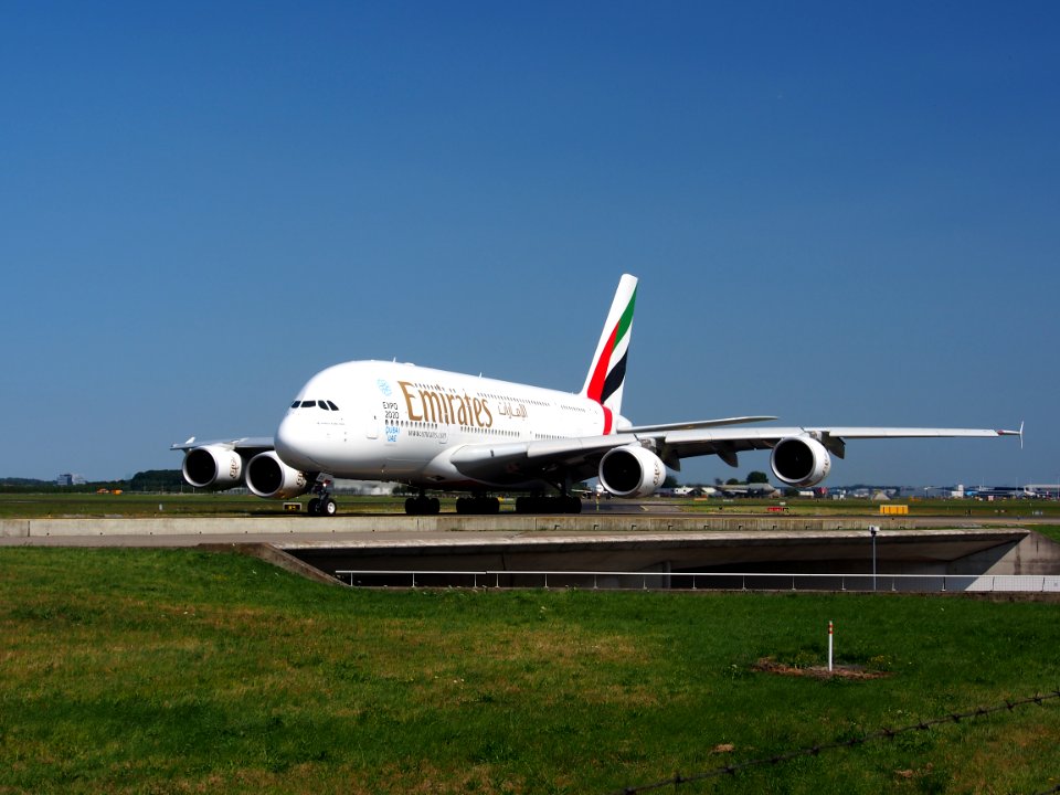 A6-EDX_Emirates_Airbus_A380-861_-_cn_105_taxiing_21july2013_pic-006