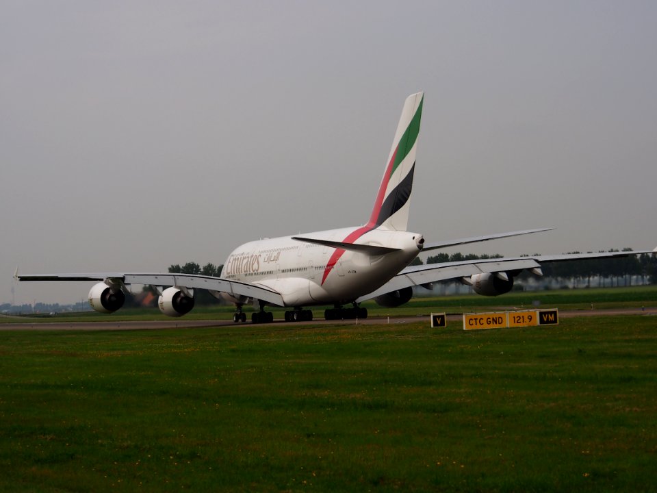 A6-EDW_Emirates_Airbus_A380-861_-_cn_103_taxiing_14july2013_pic-011