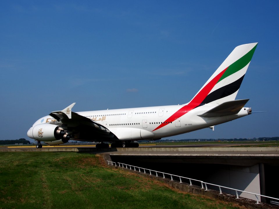 A6-EEC_Emirates_Airbus_A380-861_-_cn_110_at_Schiphol_(Amsterdam_Airport)_pic18