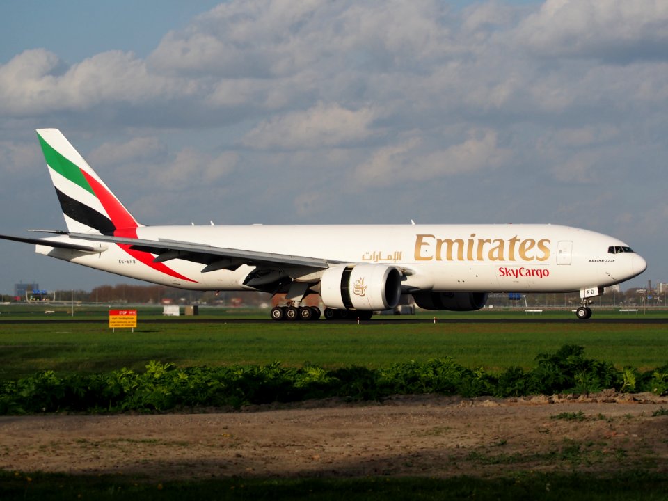 A6-EFD_Emirates_Boeing_777-F1H_taxiing_on_the_Polderbaan,_Schiphol_(AMS_-_EHAM),_pic2