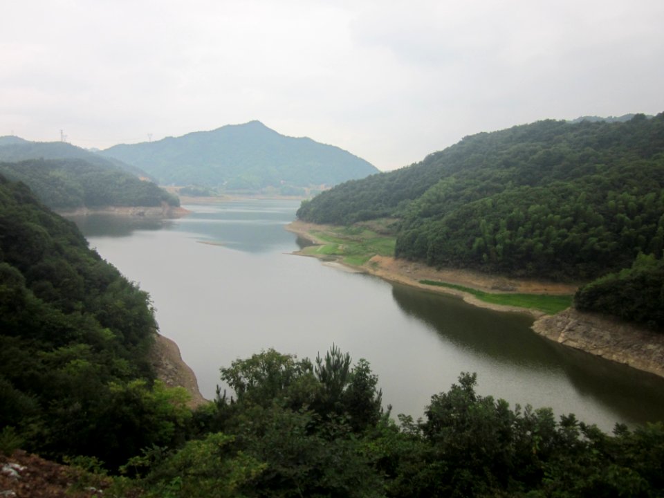 A_corner_of_Hedong_Reservoir,_Xiangxiang,_Hunan,_China7