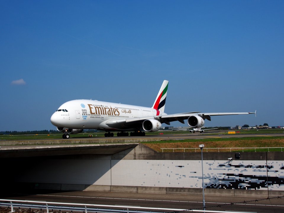 A6-EEC_Emirates_Airbus_A380-861_-_cn_110_at_Schiphol_(Amsterdam_Airport)_pic09