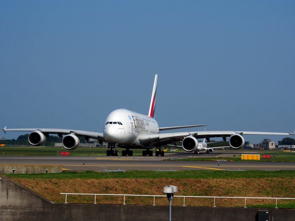 A6-EEC_Emirates_Airbus_A380-861_-_cn_110_at_Schiphol_(Amsterdam_Airport)_pic02