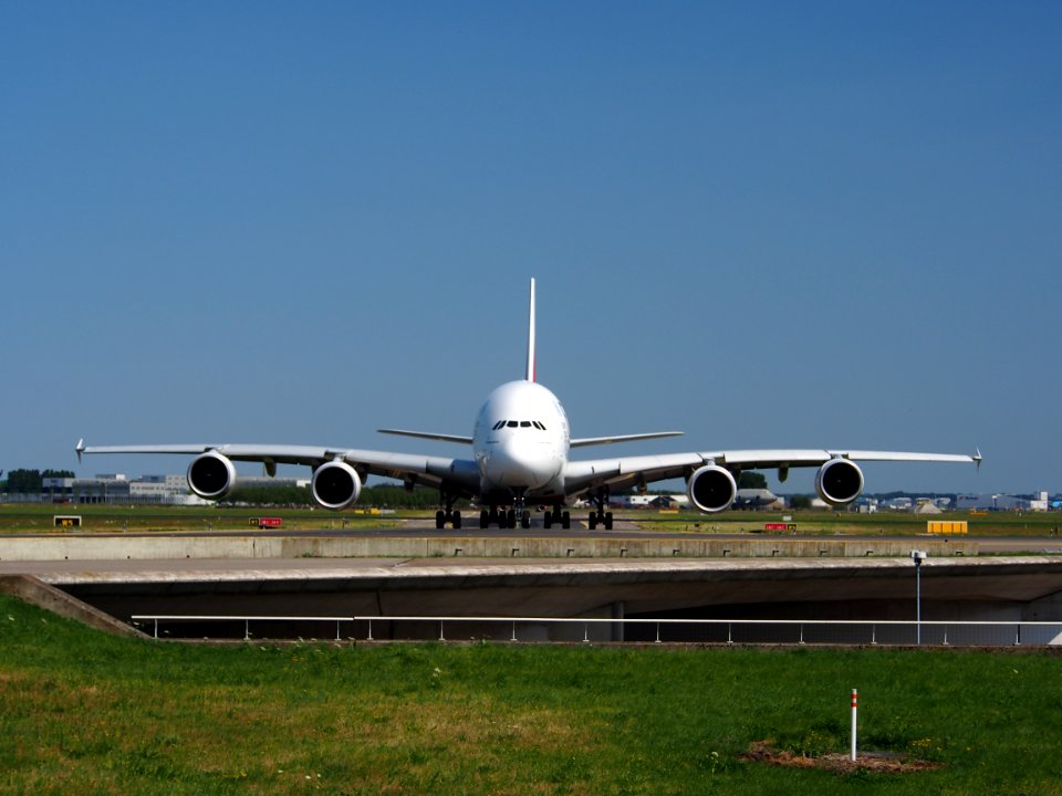 A6-EDX_Emirates_Airbus_A380-861_-_cn_105_taxiing_21july2013_pic-002