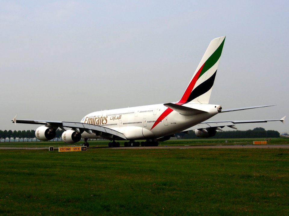 A6-EDW_Emirates_Airbus_A380-861_-_cn_103_taxiing_14july2013_pic-010