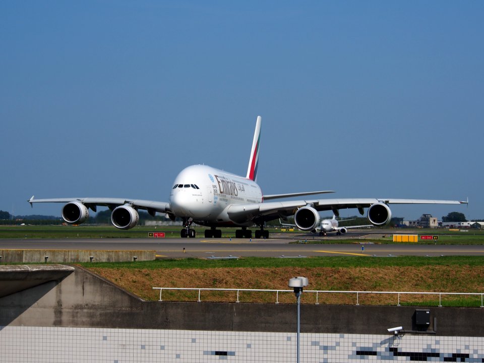 A6-EEC_Emirates_Airbus_A380-861_-_cn_110_at_Schiphol_(Amsterdam_Airport)_pic03