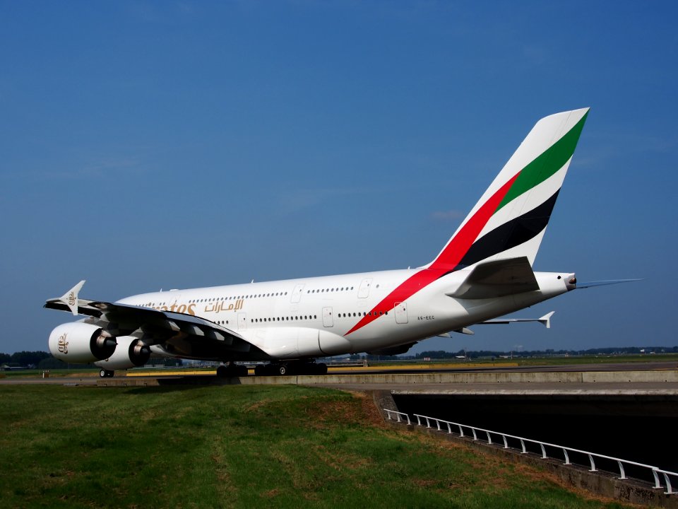 A6-EEC_Emirates_Airbus_A380-861_-_cn_110_at_Schiphol_(Amsterdam_Airport)_pic20