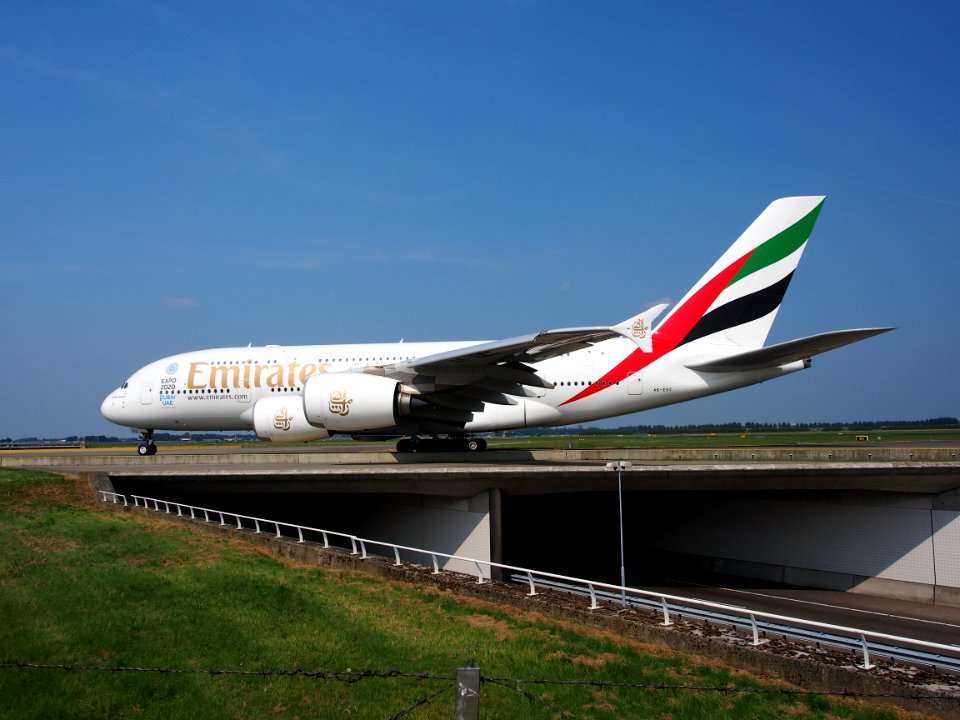 A6-EEC_Emirates_Airbus_A380-861_-_cn_110_at_Schiphol_(Amsterdam_Airport)_pic16