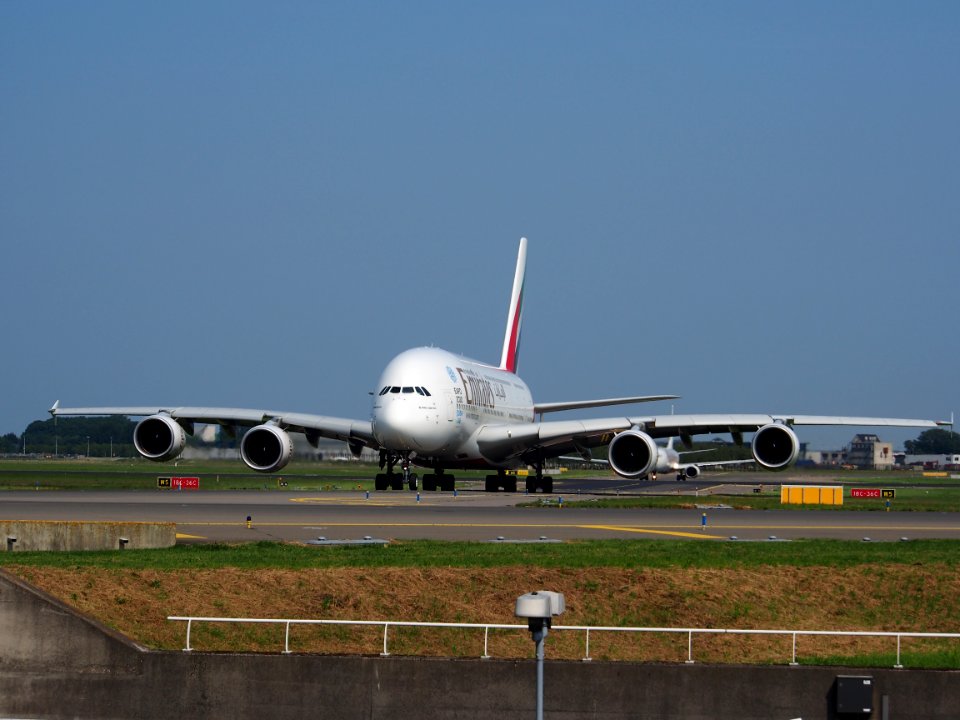 A6-EEC_Emirates_Airbus_A380-861_-_cn_110_at_Schiphol_(Amsterdam_Airport)_pic01