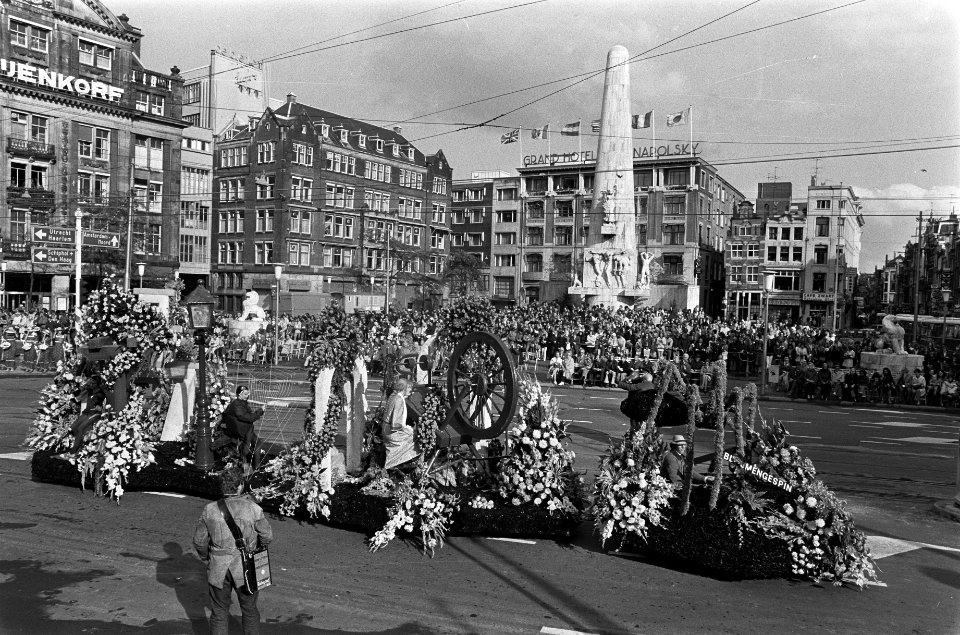 Aalsmeers_Bloemencorso_in_Amsterdam_overzicht_praalwagen_op_de_Dam,_Bestanddeelnr_927-4370
