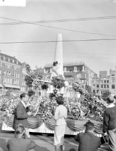 Aalsmeer_bloemencorso_in_Amsterdam_Versierde_autos,_Bestanddeelnr_912-8891