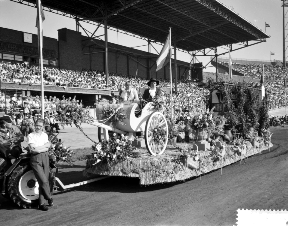 Aalsmeer_bloemencorso_en_stadionspel_Maskerade,_Bestanddeelnr_910-6544