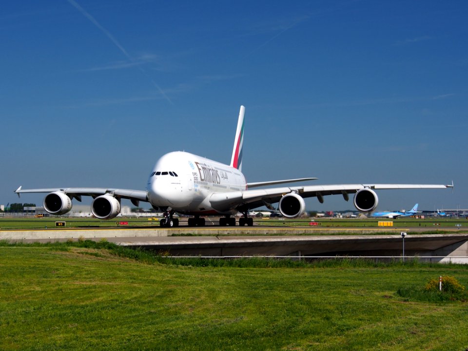 A6-EDI_Emirates_Airbus_A380-861_-_cn_028_at_Schiphol_(AMS_-_EHAM),_The_Netherlands,_16may2014,_pic-02