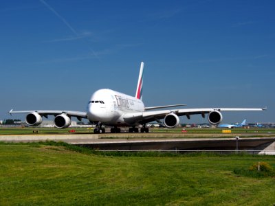 A6-EDI_Emirates_Airbus_A380-861_-_cn_028_at_Schiphol_(AMS_-_EHAM),_The_Netherlands,_16may2014,_pic-02