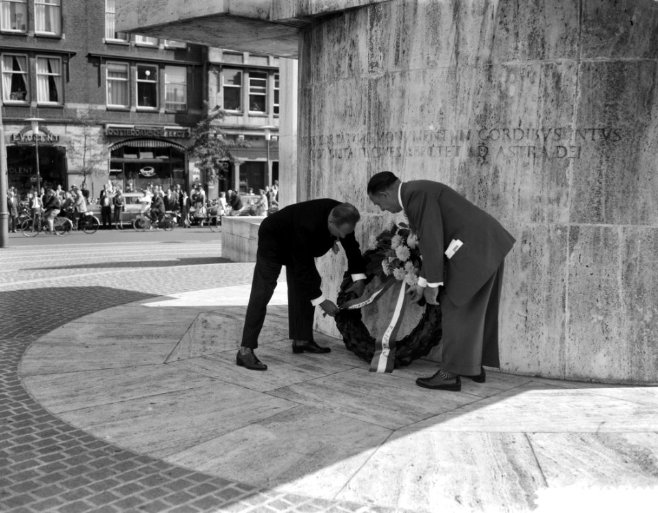 Aalsmeer_bloemencorso_en_stadionspel_Maskerade,_kranslegging_bij_de_veteranen_,_Bestanddeelnr_910-6547