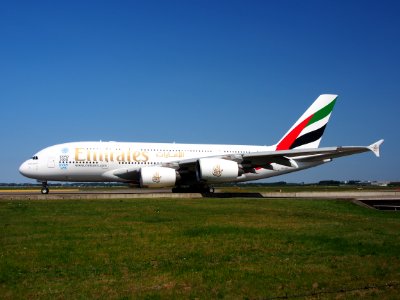 A6-EDX_Emirates_Airbus_A380-861_-_cn_105_taxiing_21july2013_pic-010