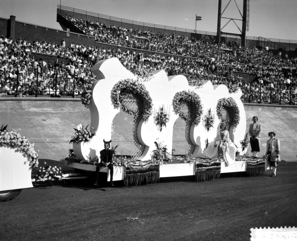 Aalsmeer_bloemencorso_en_stadionspel_Maskerade,_Bestanddeelnr_910-6543