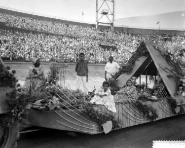 Aalsmeer_bloemencorso_en_stadionspel_Maskerade,_Bestanddeelnr_910-6542