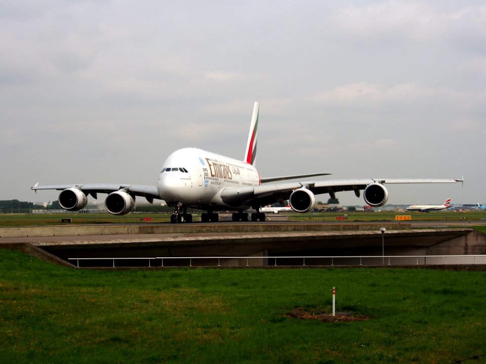 A6-EDW_Emirates_Airbus_A380-861_-_cn_103_taxiing_14july2013_pic-002