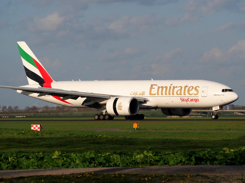A6-EFD_Emirates_Boeing_777-F1H_taxiing_on_the_Polderbaan,_Schiphol_(AMS_-_EHAM),_pic1