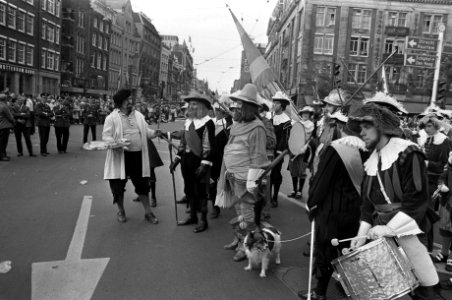Aalsmeers_bloemencorso_in_teken_van_Amsterdam-700_levende_Nachtwacht_van_Remb,_Bestanddeelnr_928-1407