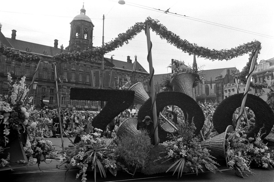 Aalsmeers_bloemencorso_in_teken_van_Amsterdam-700_wagen_met_700_op_de_Dam,_Bestanddeelnr_928-1401