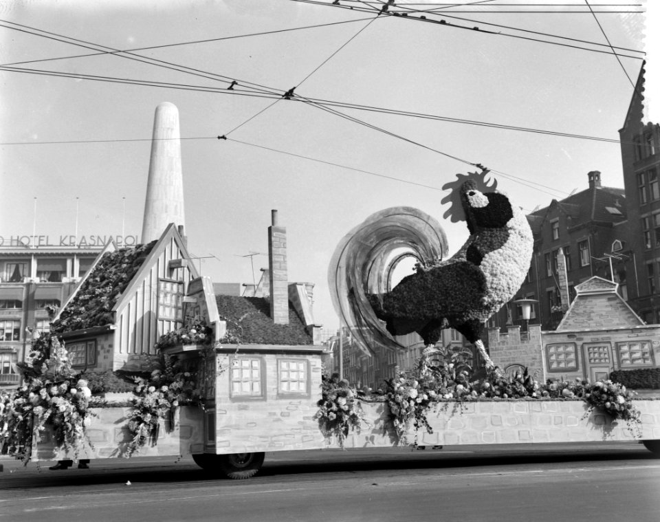 Aalsmeer_bloemencorso_in_Amsterdam_Versierde_autos,_Bestanddeelnr_912-8892