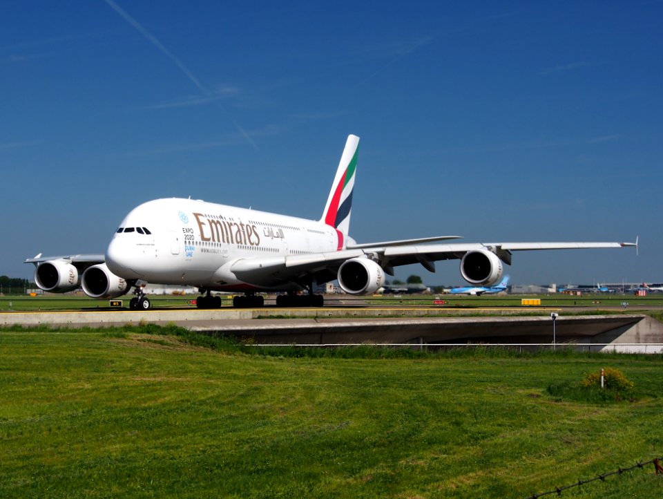 A6-EDI_Emirates_Airbus_A380-861_-_cn_028_at_Schiphol_(AMS_-_EHAM),_The_Netherlands,_16may2014,_pic-04