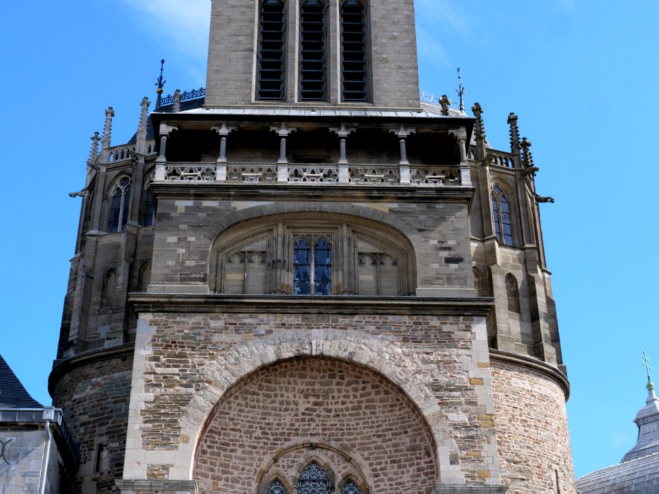 Aachen_Cathedral_in_sun_06