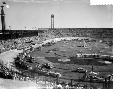 Aalsmeer_bloemencorso_en_stadionspel_Maskerade,_overzic_van_het_stadionspel_M,_Bestanddeelnr_910-6545