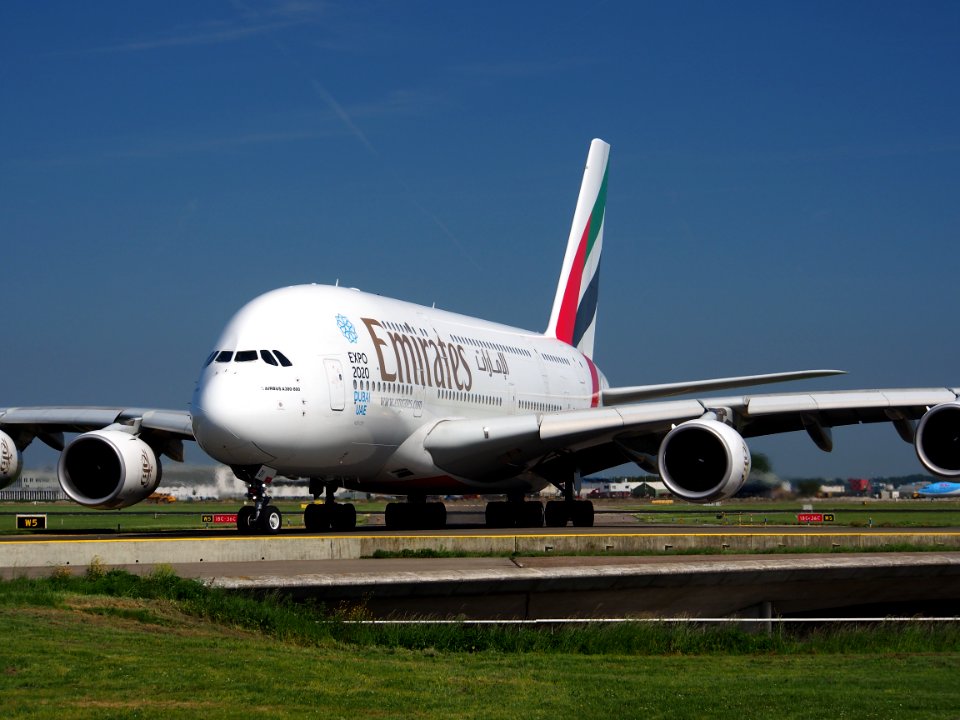A6-EDI_Emirates_Airbus_A380-861_-_cn_028_at_Schiphol_(AMS_-_EHAM),_The_Netherlands,_16may2014,_pic-03