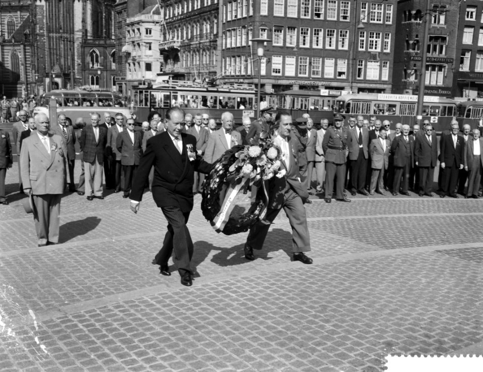 Aalsmeer_bloemencorso_en_stadionspel_Maskerade,_kranslegging_bij_de_veteranen_,_Bestanddeelnr_910-6548