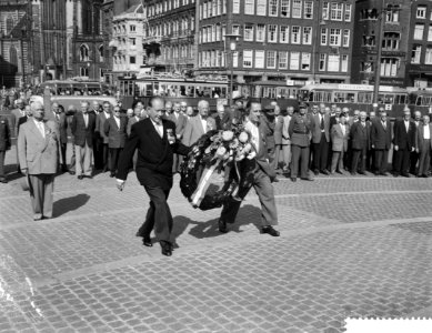 Aalsmeer_bloemencorso_en_stadionspel_Maskerade,_kranslegging_bij_de_veteranen_,_Bestanddeelnr_910-6548