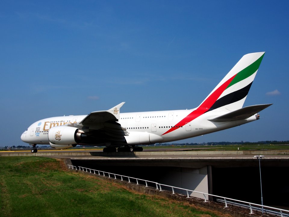 A6-EEC_Emirates_Airbus_A380-861_-_cn_110_at_Schiphol_(Amsterdam_Airport)_pic17