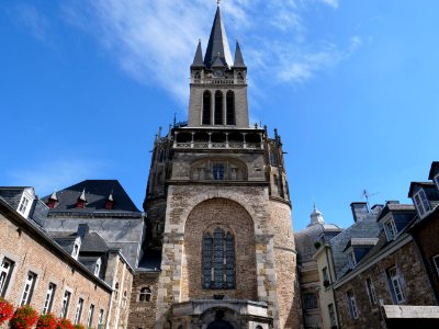 Aachen_Cathedral_in_sun_04